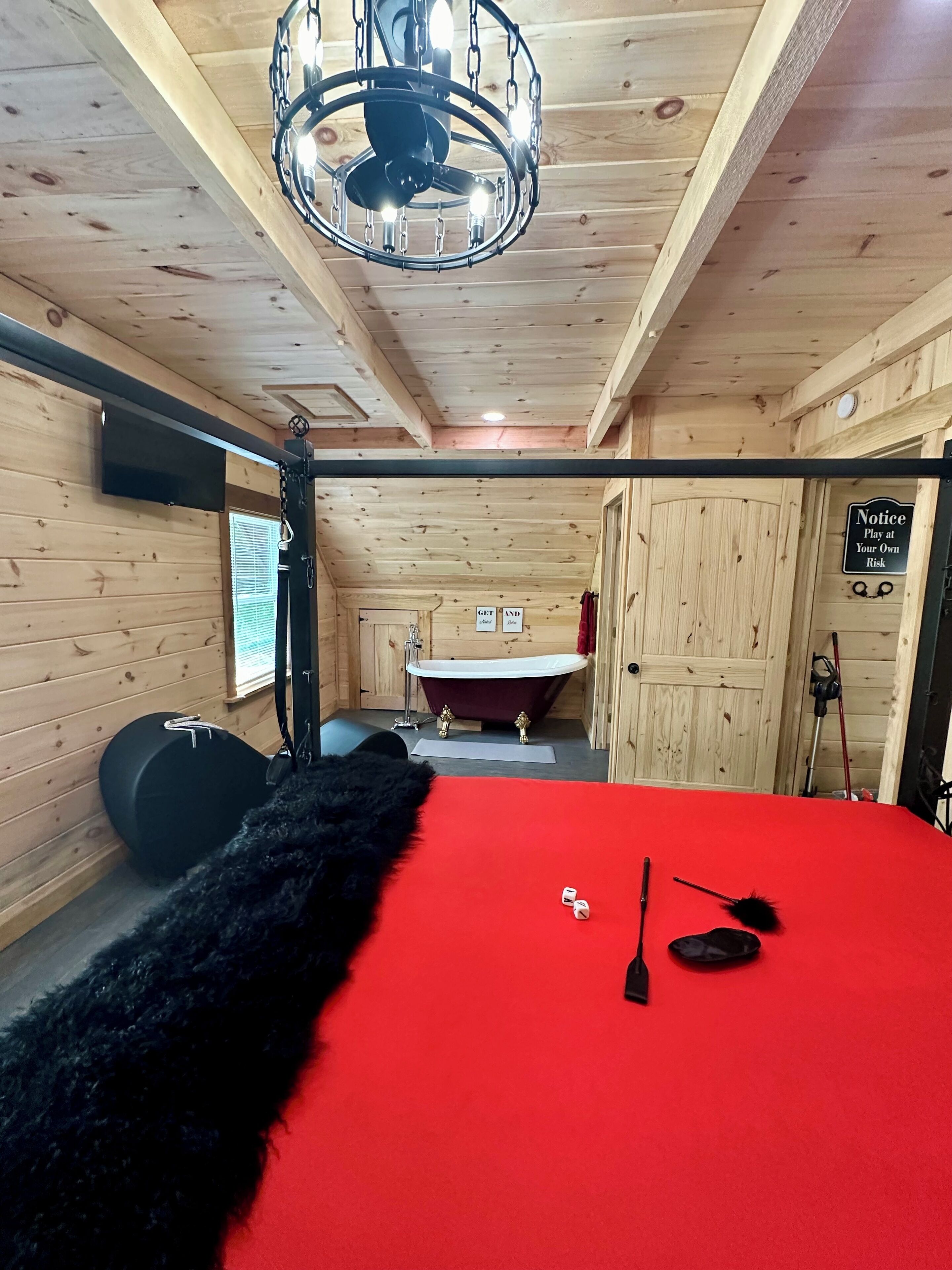 2 多间卧室、免费 WiFi、床单