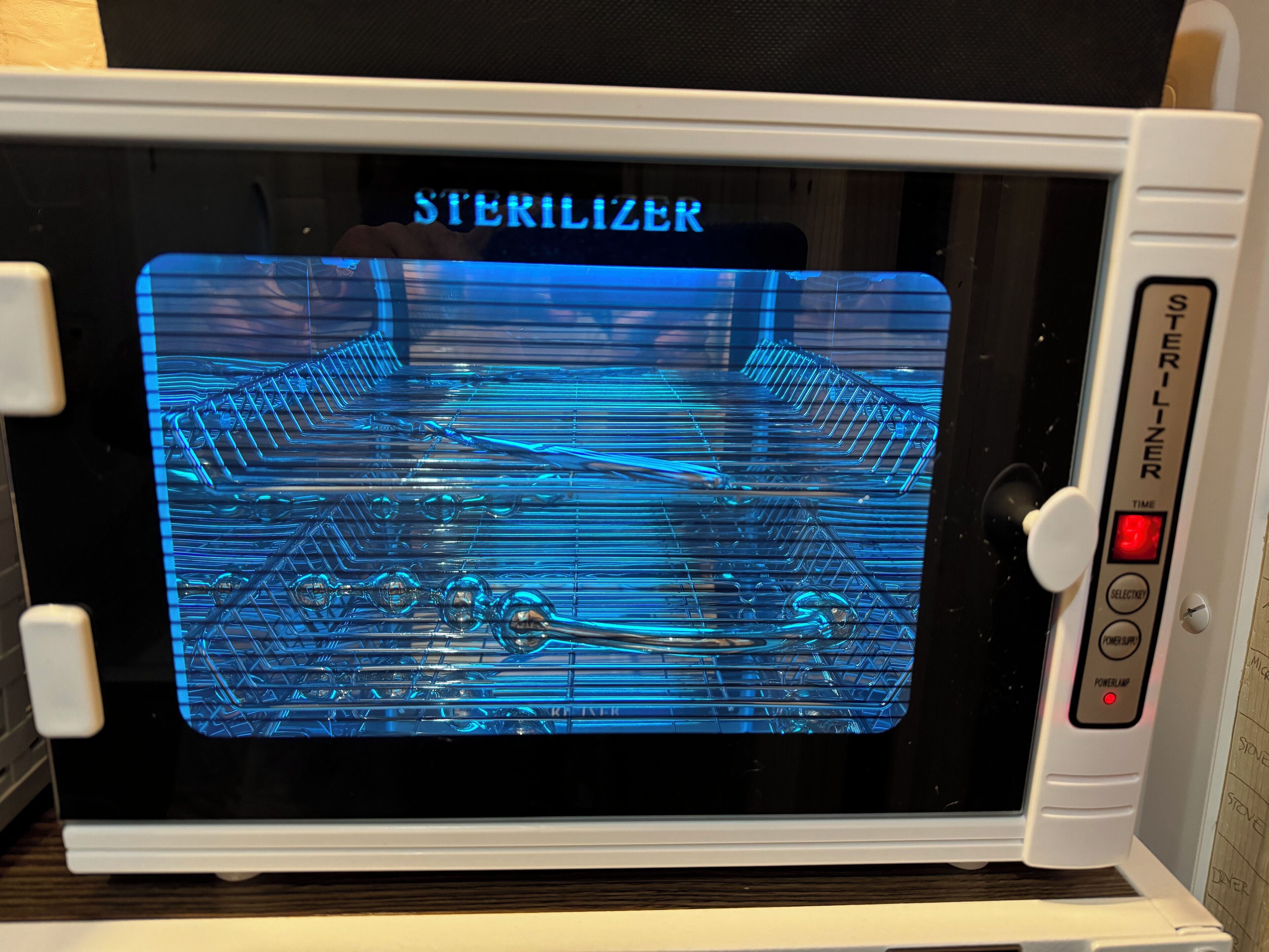 Eine Mikrowelle mit digitaler Anzeige und Zeitschaltuhr.