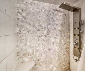 Een douche, een haardroger, een bidet, handdoeken