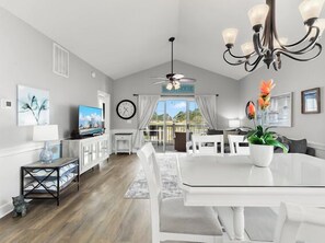 Living area - Charming Views, Spacious 2 been modern apartment  (Myrtle Beach)