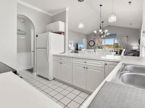 Private kitchen - Charming Views, Spacious 2 been modern apartment  (Myrtle Beach)