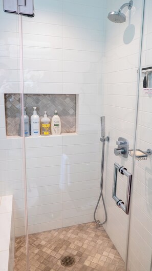 Dusche, Haartrockner, Handtücher, Seife