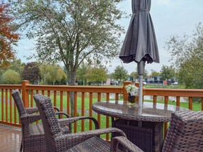 Outdoor dining - Overlooking the River Avon is this beautiful, peaceful and serene lodge. (Stratford Upon Avon)