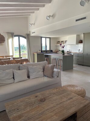 Smart TV, fireplace, books, computer monitors - Luxury country house on the Costa Brava (CT)