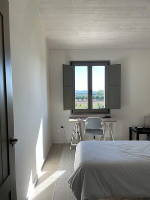 5 bedrooms, desk, iron/ironing board, WiFi