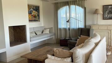 Een smart-tv, een open haard, boeken en een computerscherm