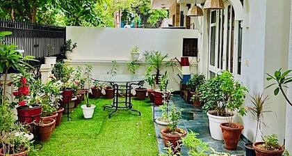 THE ART KOTHI bungalow
with 8 bedrooms and WiFi,AC in charming central Gurugram