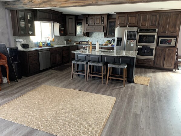 Cookware/dishes/utensils - Charming 1 bedroom house in Layton with AC, WiFi (Layton)