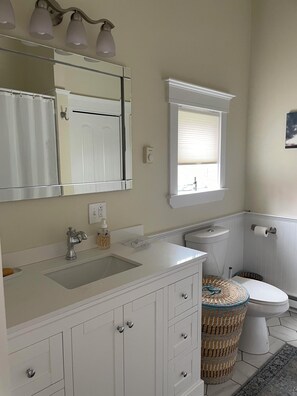 Douche, sèche-cheveux, serviettes fournies, savon