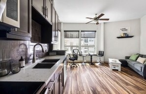 Private kitchen - 1 Bed 1 Bath in Downtown ATX with Pool Access (Austin)