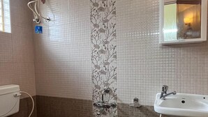 Comfort tweepersoonskamer, 1 queensize bed, niet-roken, uitzicht op de stad | Badkamer | Een douche, handdoeken, zeep, shampoo