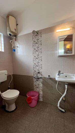 コンフォート ダブルルーム クイーンベッド 1 台 禁煙 シティビュー | バスルーム | シャワー、タオル、石鹸、シャンプー