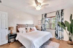 3 bedrooms, desk, iron/ironing board, free WiFi - St. Petersburg Pool Home Oasis (St. Petersburg)