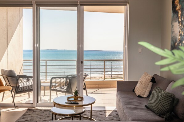 Living area - Sea & mountain view 2-bedroom apartment in charming Cape Town with WiFi (Cape Town)