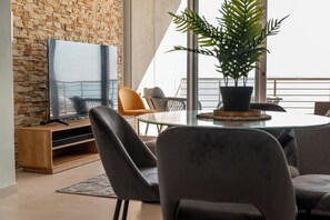 Dining - Sea & mountain view 2-bedroom apartment in charming Cape Town with WiFi (Cape Town)