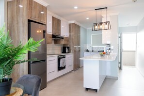 Private kitchen - Sea & mountain view 2-bedroom apartment in charming Cape Town with WiFi (Cape Town)