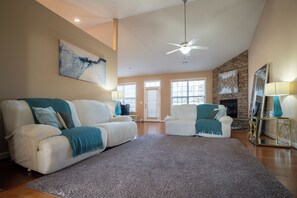 Smart TV, fireplace, video games, table football - Charming 3-bedroom house with AC and WiFi in Anderson Golf/Wedding Venue Nearby (Anderson)