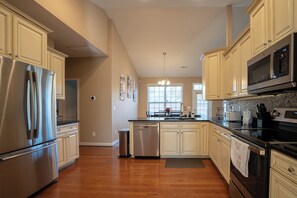 Fridge, microwave, oven, stovetop - Charming 3-bedroom house with AC and WiFi in Anderson Golf/Wedding Venue Nearby (Anderson)