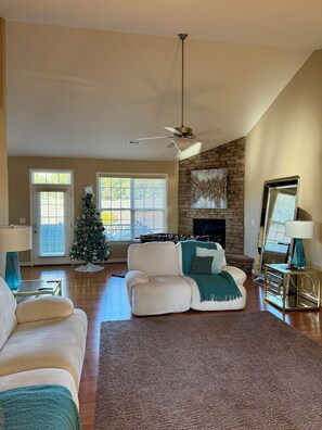 Een smart-tv, een open haard, videogames en tafelvoetbal