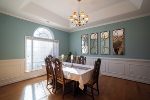 Dining - Charming 3-bedroom house with AC and WiFi in Anderson Golf/Wedding Venue Nearby (Anderson)