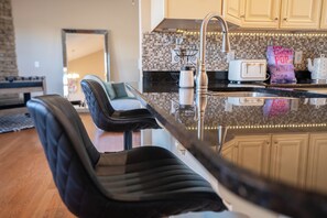 Fridge, microwave, oven, stovetop - Charming 3-bedroom house with AC and WiFi in Anderson Golf/Wedding Venue Nearby (Anderson)