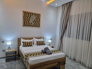 4 bedrooms, iron/ironing board, WiFi, bed sheets