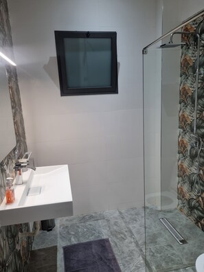 Douche, serviettes fournies, savon