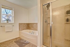 Haartrockner, Bidet, Handtücher, Seife