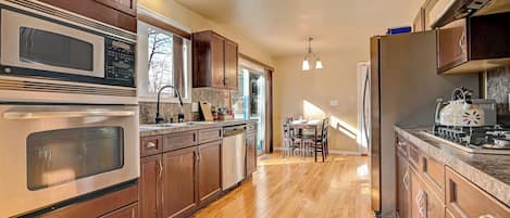 Refrigerador, microondas, horno, placa de cocina