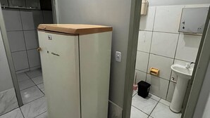 تجهيزات دش، مناشف، صابون، ورق حمّام