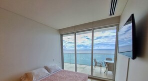 Apartamento Deluxe, balcón, vistas al mar | 3 dormitorios, cortinas opacas, tabla de planchar con plancha