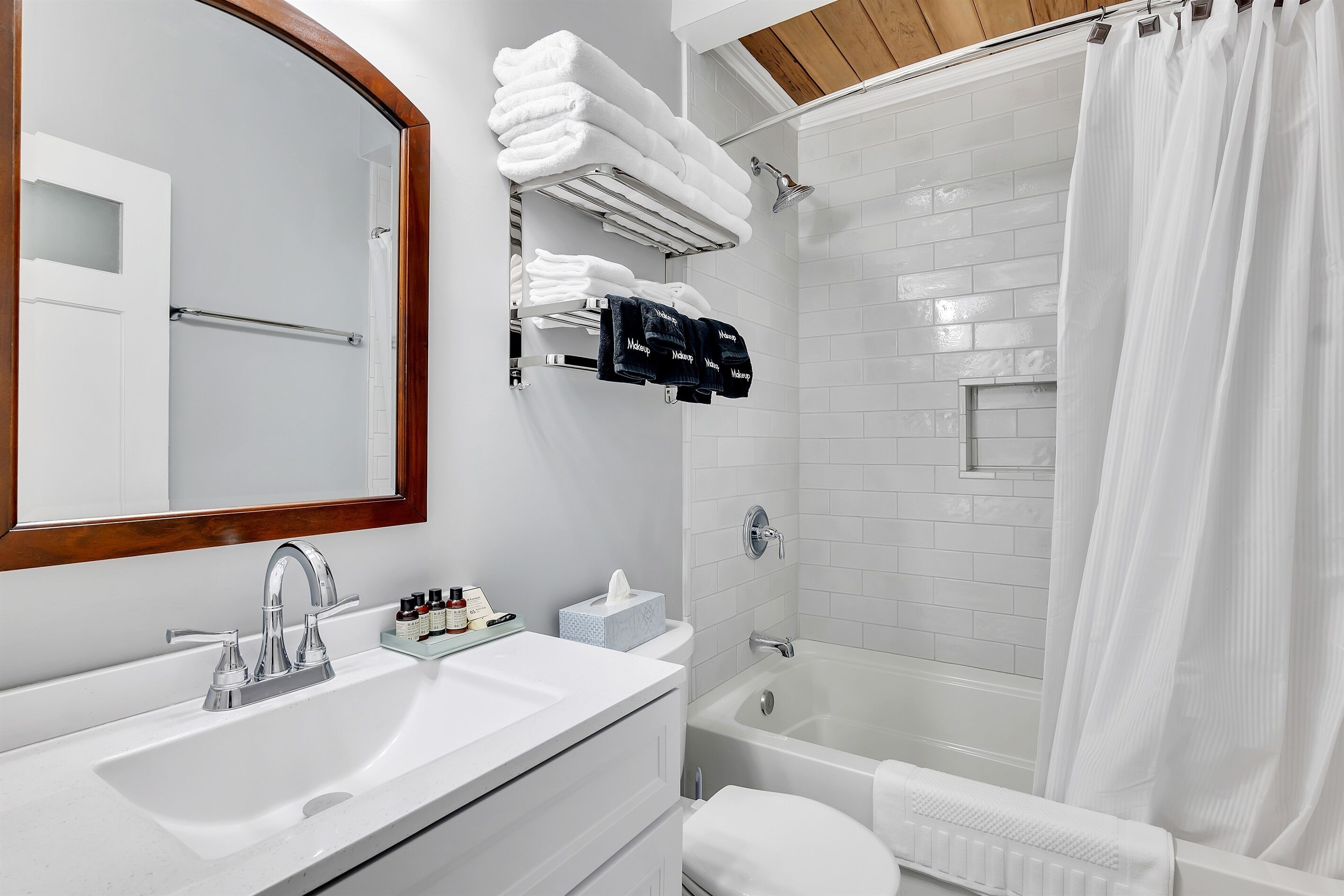 Douche, séchoir à cheveux, serviettes fournies