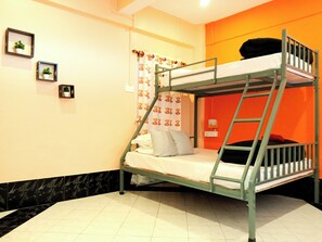 Caja de seguridad en la habitación y espacio para trabajar con laptop 