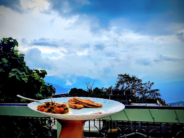 Desayuno con opciones de la cocina local diario (INR 150 por persona)