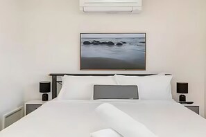 3 bedrooms, iron/ironing board, travel crib, WiFi - Tranquil Abode with Spa & Jetty (Woy Woy)