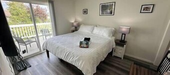 Upstairs, Studio w/King Bed, AC and heat.