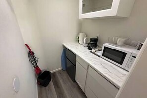 Geladeira, micro-ondas, cafeteira/chaleira, chaleira elétrica