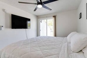 1 bedroom, iron/ironing board, free WiFi, bed sheets - Upstairs, Studio w/King Bed, AC and heat. (Eugene)
