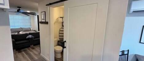 1 habitación, tabla de planchar con plancha, wifi y ropa de cama