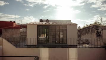 Estudio superior, vista al patio | Edredón, wifi gratis y ropa de cama