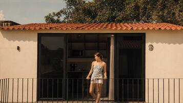 Estudio familiar, vista al patio | Edredón, wifi gratis y ropa de cama