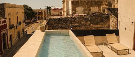 2 outdoor pools