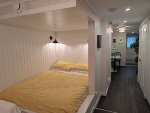 Tabla de planchar con plancha, wifi y ropa de cama 