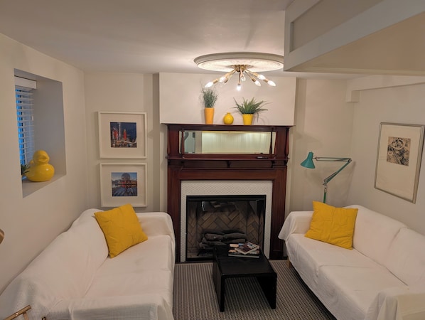 TV, fireplace - Chic Studio suite on Main St.: Explore Vancouver's vibrant culture & cuisine! (Vancouver)