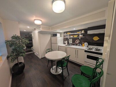Chic Studio suite on Main St.: Explore Vancouver's vibrant culture & cuisine!