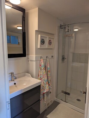 Shower, hair dryer, towels, soap - Chic Studio suite on Main St.: Explore Vancouver's vibrant culture & cuisine! (Vancouver)