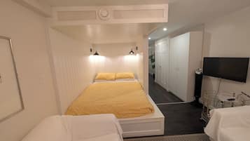 Iron/ironing board, WiFi, bed sheets