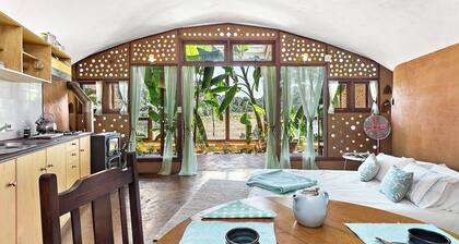 Super sustainable off grid getaway for two with beautiful indoor garden.