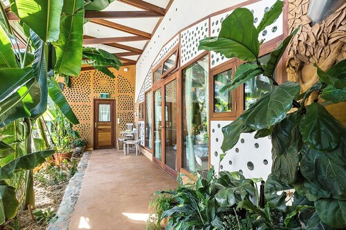 Super sustainable off grid getaway for two with beautiful indoor garden.