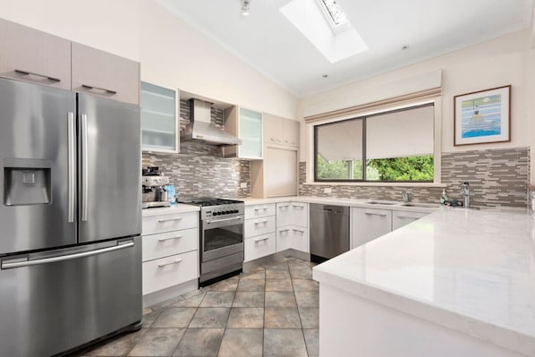 Jääkaappi, mikroaaltouuni, uuni, liesi